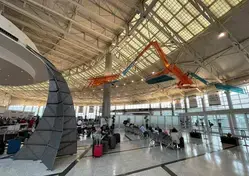 2048px-Inside_William_P._Hobby_Airport-e1773086251953 (1)