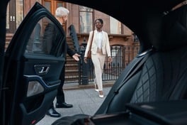 Blacklane-guest-entering-car-scaled-e1730157599557 (1)