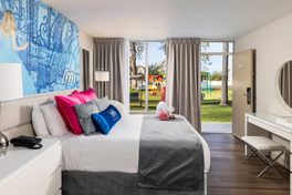 guest-room-at-a-magic-momment-dazzler-select-by-wyndham-in-florida (1)
