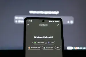 smartphone-screen-displays-ai-assistant-options